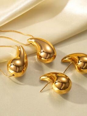 MATCHING SET✨Gold Curved Pendant Necklace and Stud Earrings